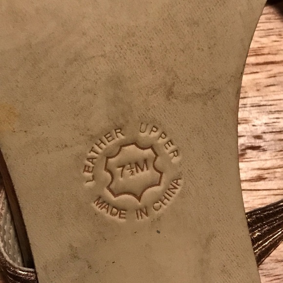 Elegant Golden Bronze Leather Sandals Ready for Parties or Nights Out - Picture 6 of 6